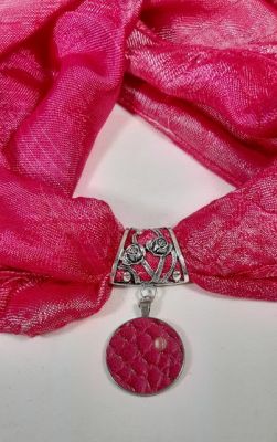 B&eacute;li&egrave;re et foulard rose