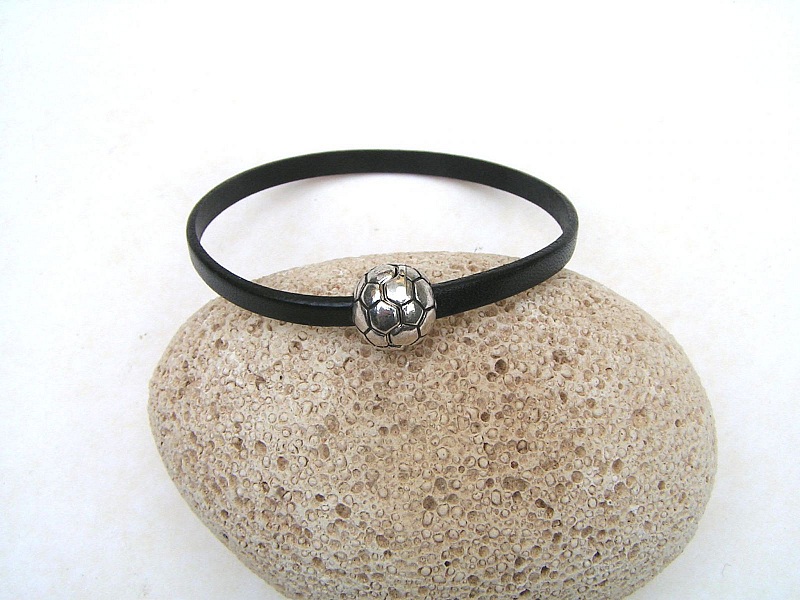 L&aelig;rarmb&aring;nd i kuskinn svart med magnetl&aring;s fotball.