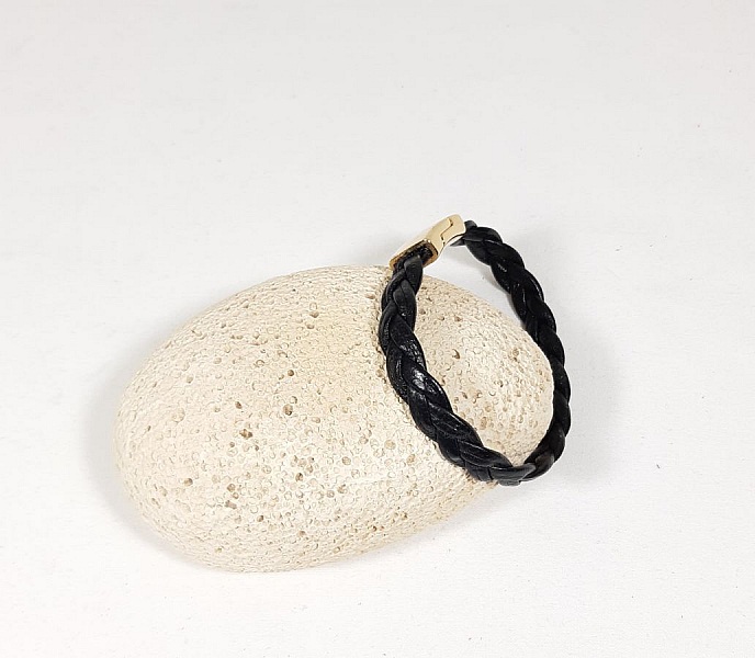 Svart skinnarmb&aring;nd i kuskinn med magnetl&aring;s i gull