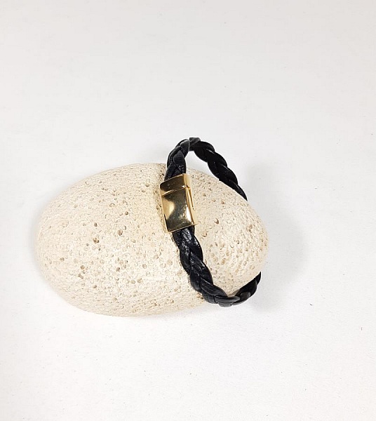 Svart skinnarmb&aring;nd i kuskinn med magnetl&aring;s i gull