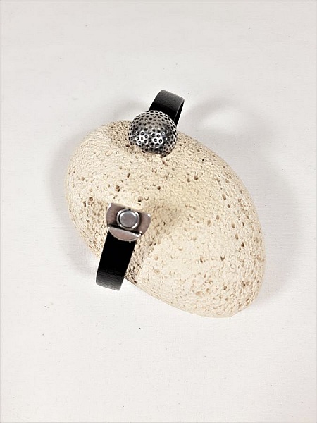 L&aelig;rarmb&aring;nd i kuskinn svart med magnetisk l&aring;s golfkule