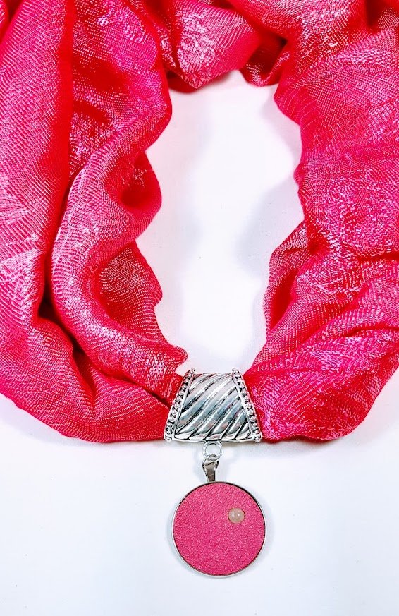 Bijou de foulard avec cuir