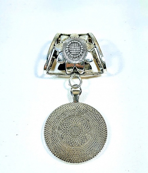 Bijou de foulard avec cuir