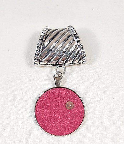 Bijou de foulard avec cuir