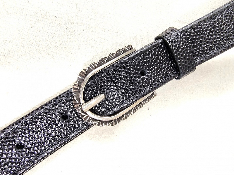 Ceinture pour Elle cuir noir boucle m&eacute;tal coloris argent vieilli.