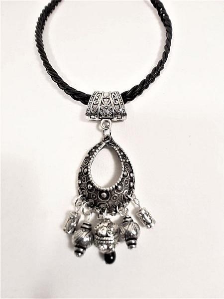 Valentinsdag! Flettet halskjede i skinn og anheng i antikk s&oslash;lvmetall.