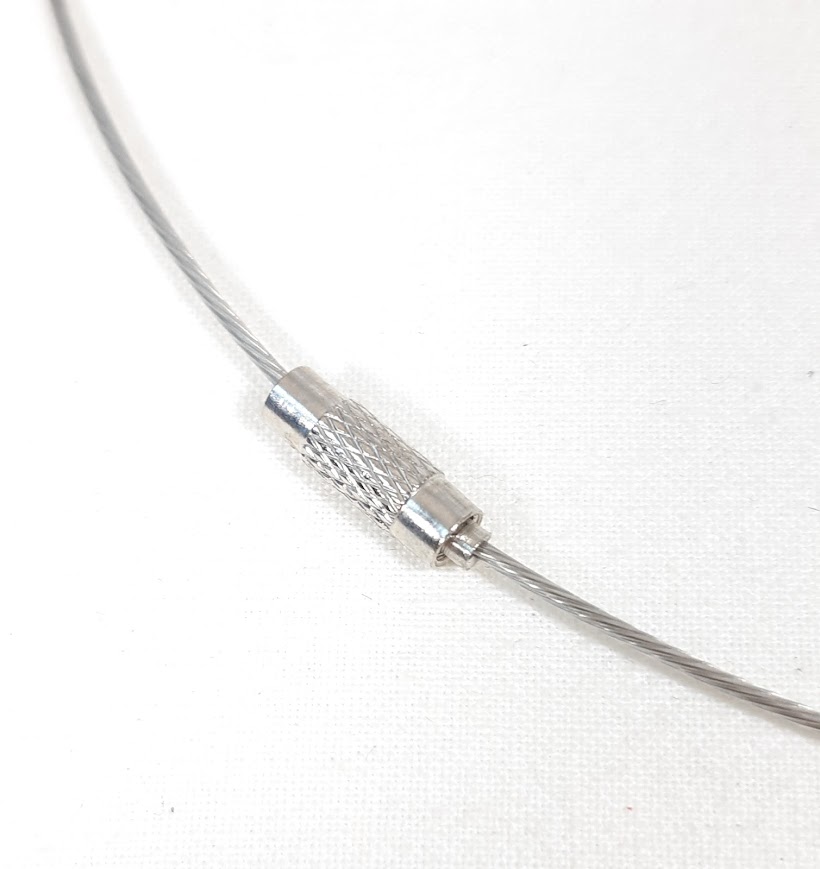 Pour cr&eacute;er des bijoux minimalistes, lot de colliers c&acirc;ble en m&eacute;tal et fermoir &agrave; visser.