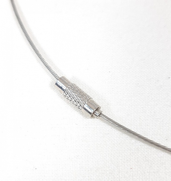 Pour cr&eacute;er des bijoux minimalistes, lot de colliers c&acirc;ble en m&eacute;tal et fermoir &agrave; visser.