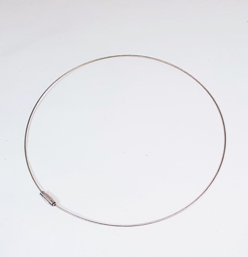 Pour cr&eacute;er des bijoux minimalistes, lot de colliers c&acirc;ble en m&eacute;tal et fermoir &agrave; visser.