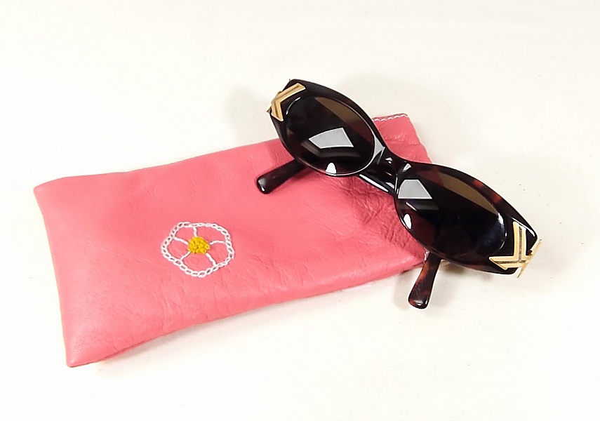 Etui cuir brod&eacute; main pour lunettes de vue ou de soleil.