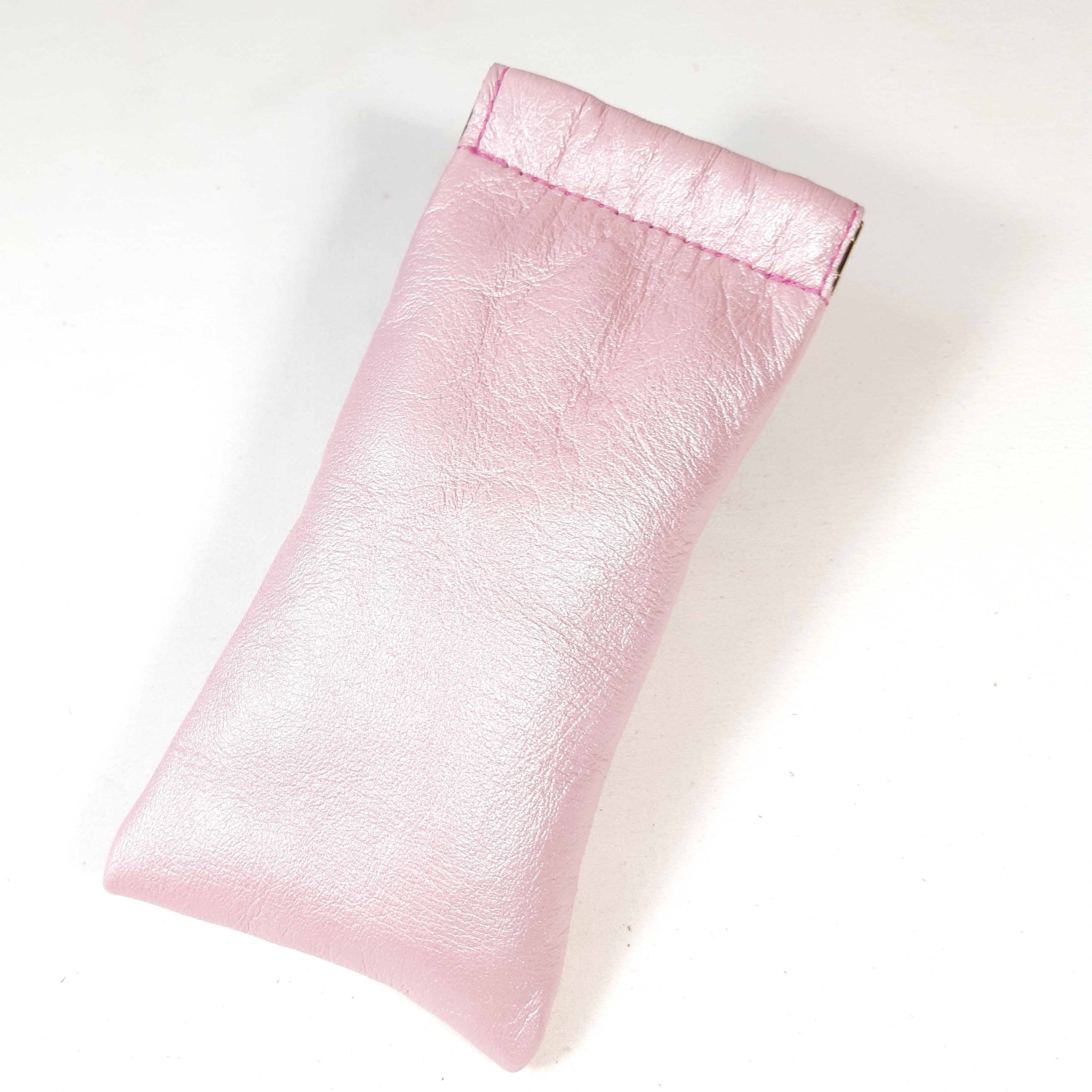 Etui "girly" en cuir rose pour lunettes, brod&eacute; main