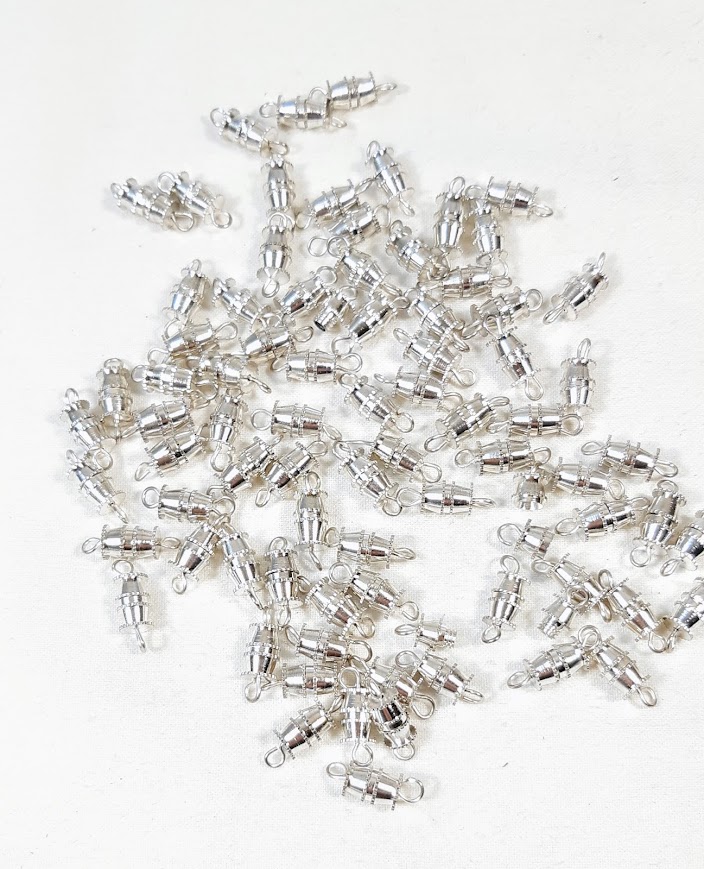 Lot fermoirs &agrave; visser pour des bijoux faciles &agrave; porter avec une finition parfaite.