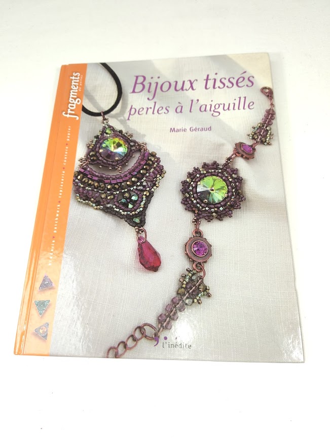 Livre bijoux tiss&eacute;s, perles &agrave; l'aiguille.