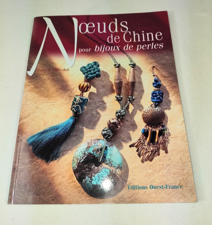 Livre: Noeuds de Chine pour bijoux de perles" 