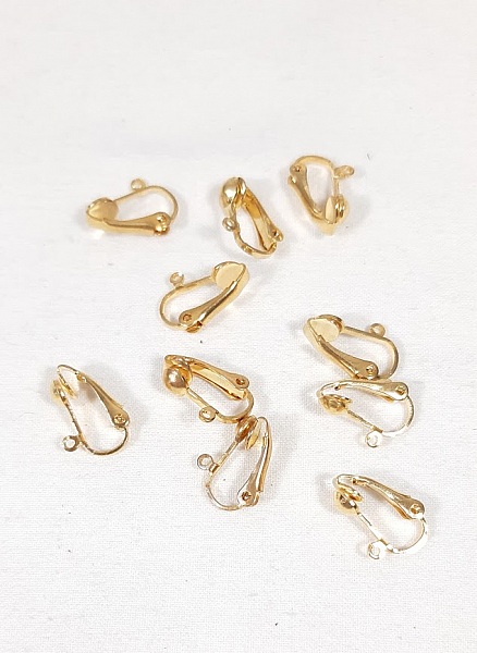 Lot de 10 clips d'oreilles dor&eacute;s