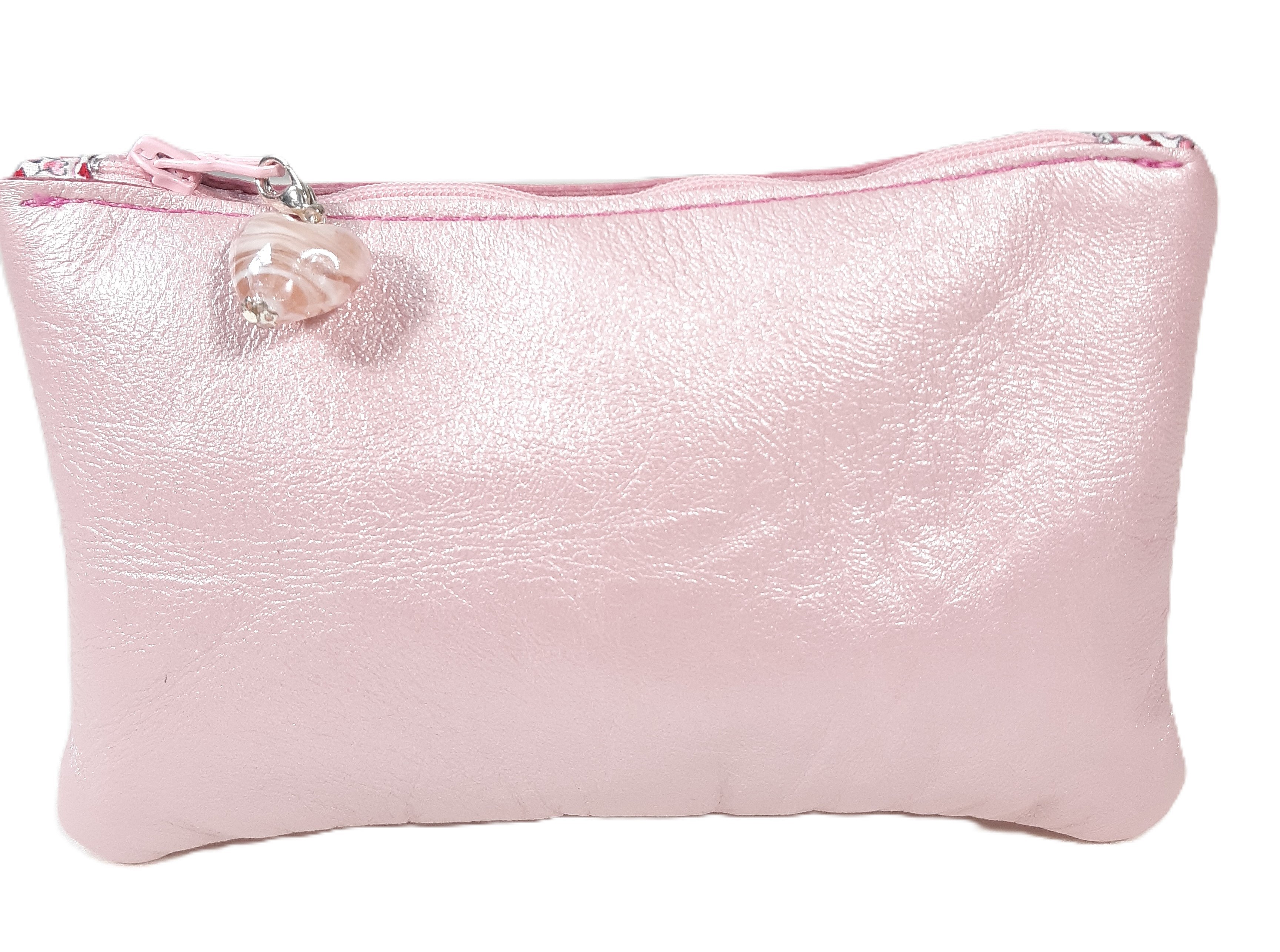 Pochette "girly" pour retrouver facilement les petits objets du quotidien.