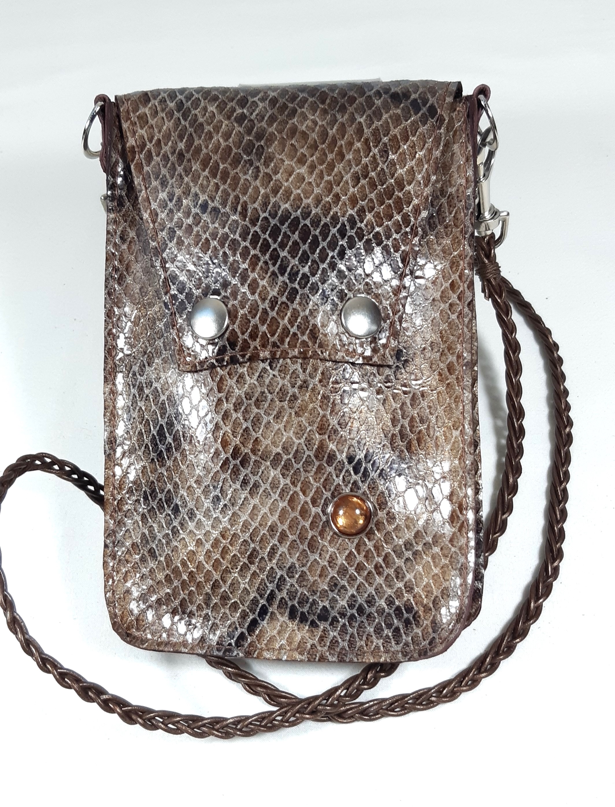 Pochette pour smarthone en cuir, longue bandoulière pour un porté travers.