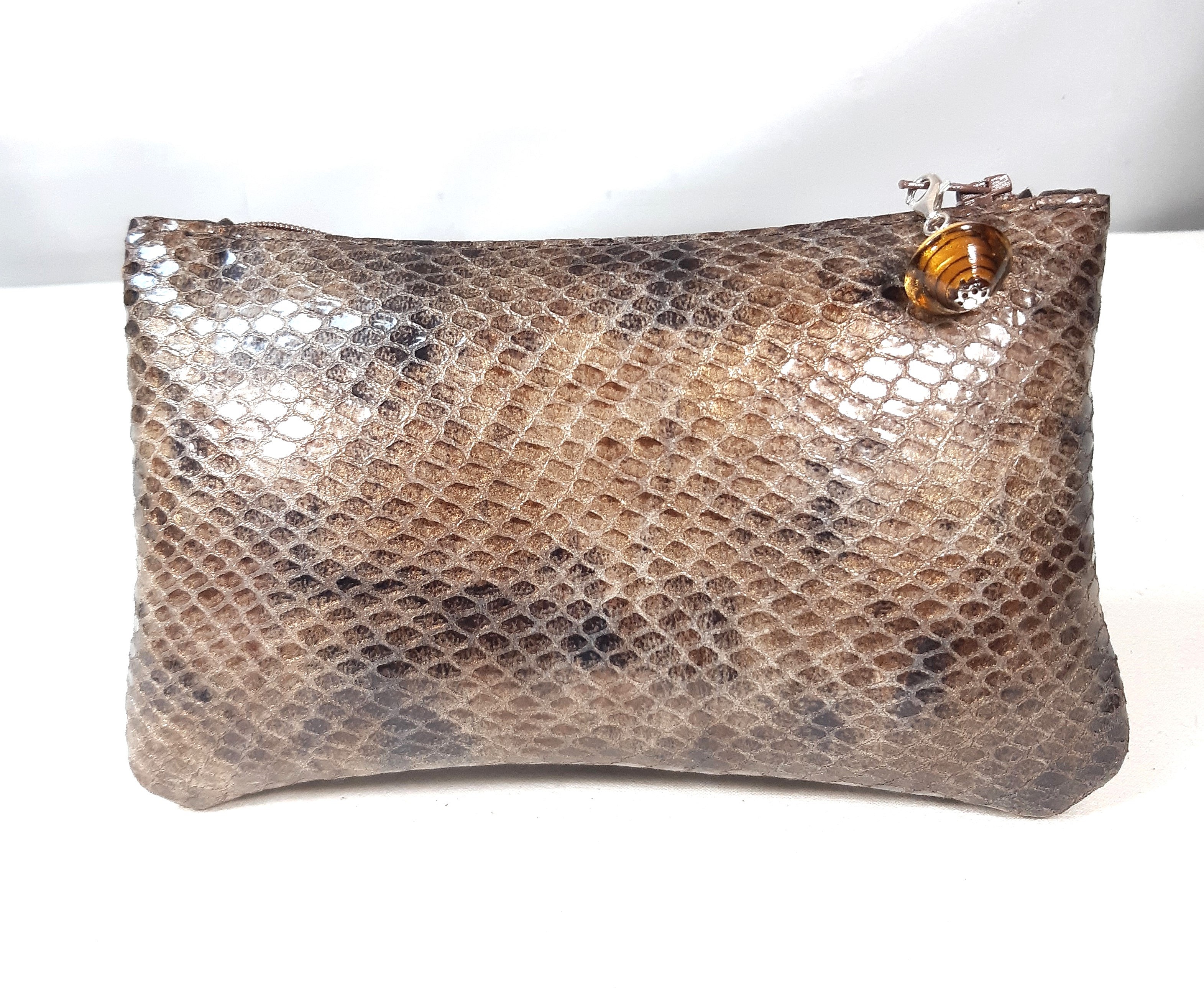 Pochette tendance pour retrouver facilement les petits objets du quotidien.