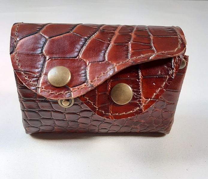 Porte-monnaie cro&ucirc;te de cuir fa&ccedil;on croco.