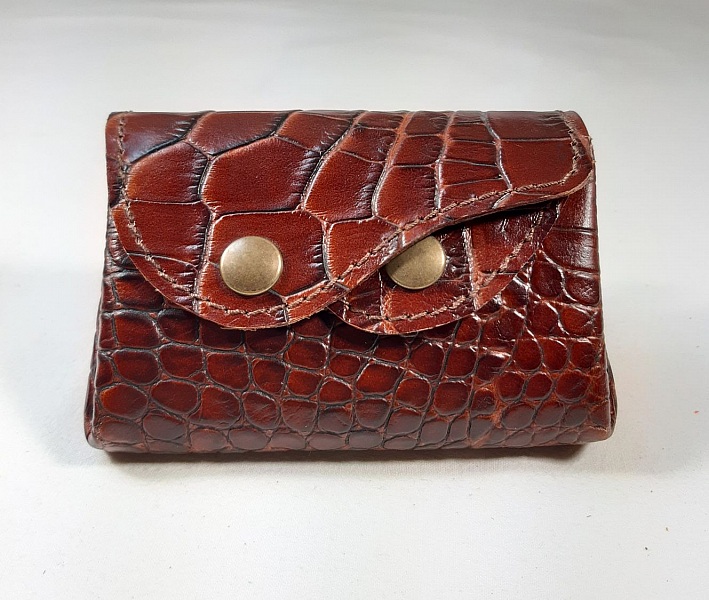 Porte-monnaie cro&ucirc;te de cuir fa&ccedil;on croco.