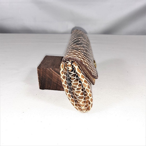 Lommebok i brunt geiteskinn med trykk