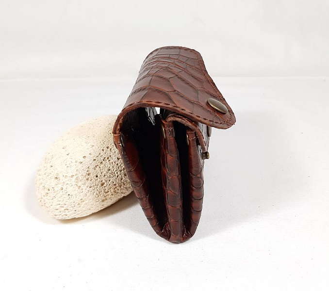 Retro myntpung laget av trykt kuskinn.