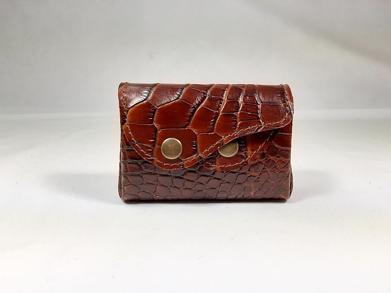 Retro myntpung laget av trykt kuskinn.