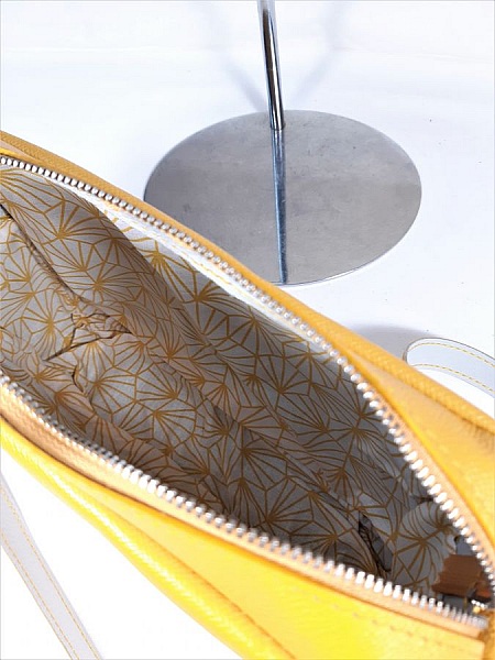 Fullnarvet skinnveske med gul glidel&aring;s.