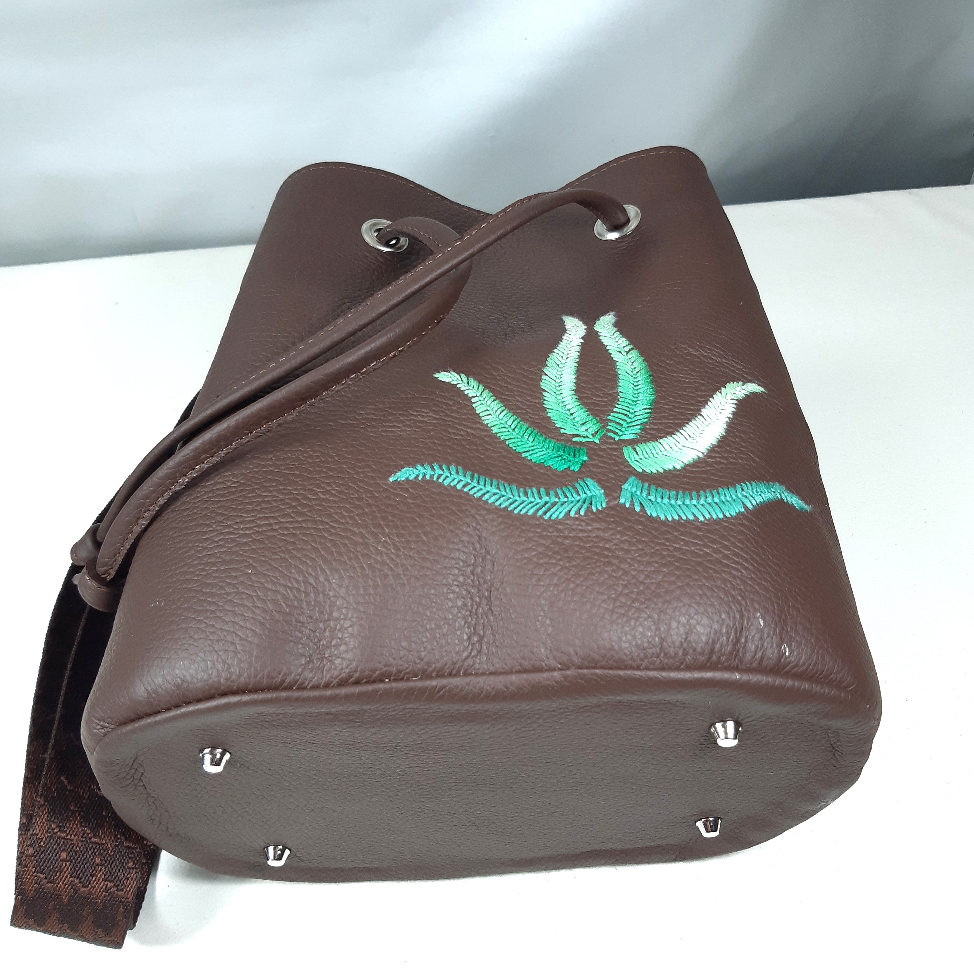 Sac seau cuir marron brod&eacute; main
