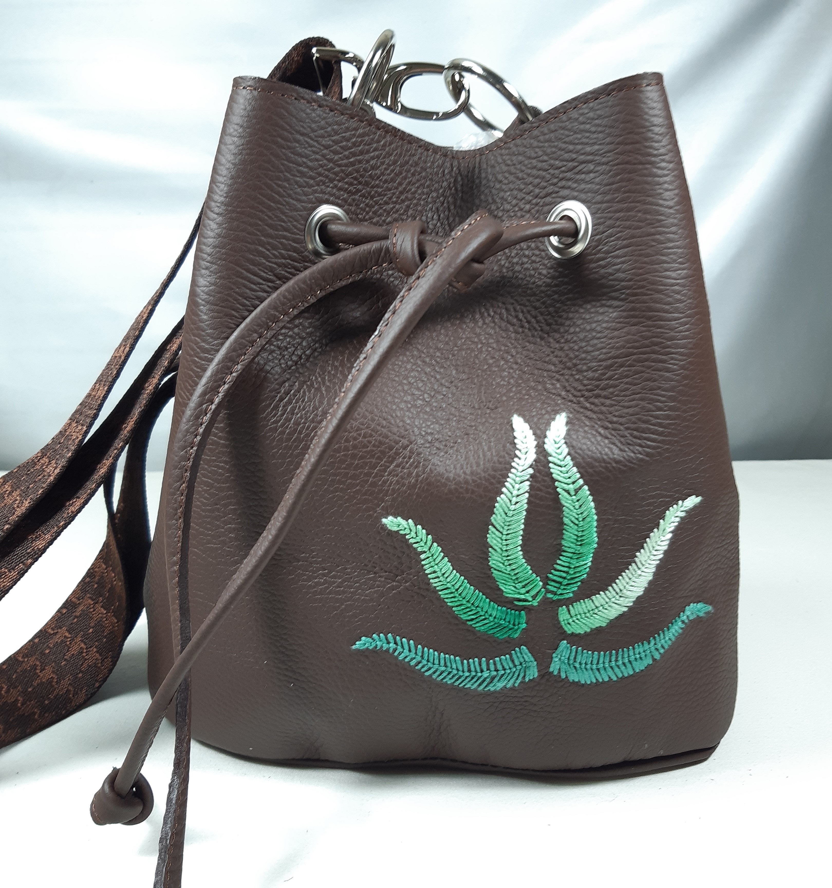 Sac seau cuir marron brod&eacute; main