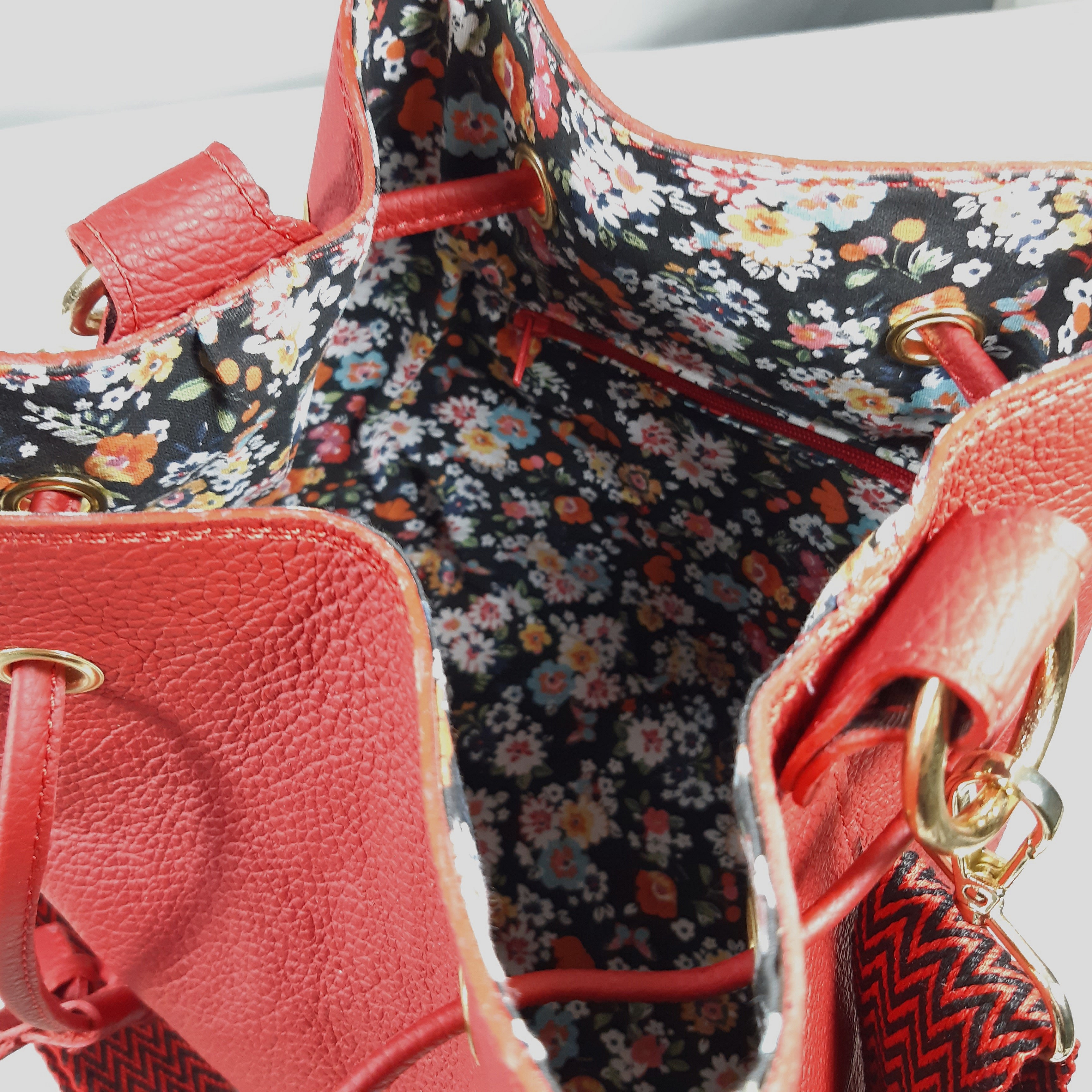 Sac seau cuir rouge brod&eacute; main