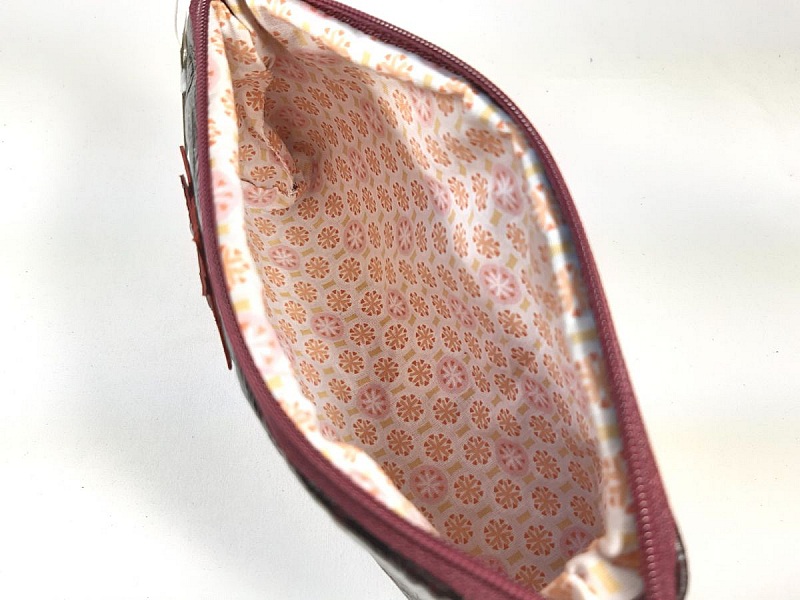 Sminkeveske i skinn i krokodillestil.