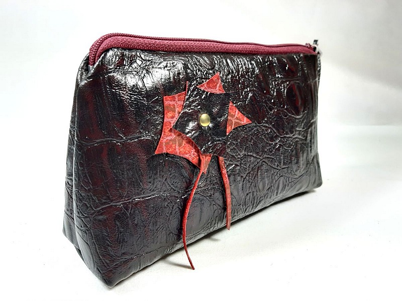 Sminkeveske i skinn i krokodillestil.