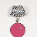 Bijou de foulard avec cuir