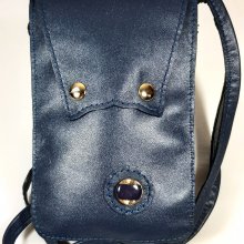 Pochette pour smarthone en cuir, longue bandoulière pour un porté travers.